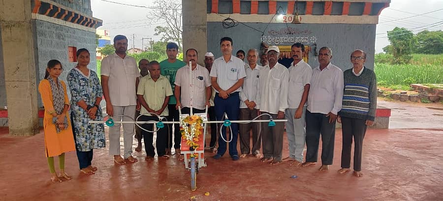 ಸಂಕೇಶ್ವರ ಸಮೀಪದ ಅಮ್ಮಿನಭಾವಿಯಲ್ಲಿ ಸ್ವಾಭಿಮಾನ ಆತ್ಮ ರೈತ ಅಭಿವೃದ್ದಿ ಸಂಘದಿಂದ ಹಮ್ಮಿಕೊಂಡಿದ್ದ ಸಮಾರಂಭದಲ್ಲಿ ಏಕಕಾಲಕ್ಕೆ 4 ಸಾಲುಗಳಲ್ಲಿ ಸ್ವಯಂ ಕೀಟನಾಶಕ ಸಿಂಪಡಿಸುವ ಯಂತ್ರವನ್ನು ಉದ್ಘಾಟಿಸಲಾಯಿತು