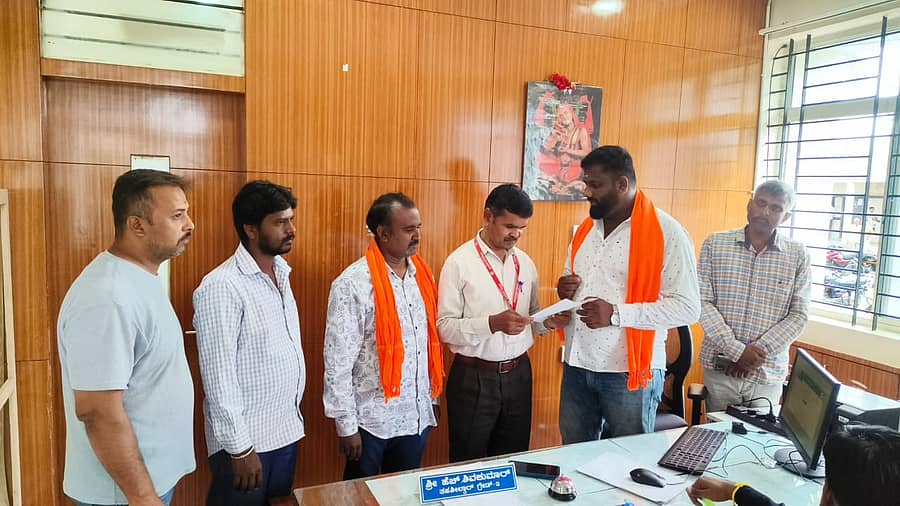 ಕನಕಪುರ ತಹಶೀಲ್ದಾರ್ ಕಚೇರಿಯಲ್ಲಿ ಶ್ರೀರಾಮ ಸೇನೆಯ ಪದಾಧಿಕಾರಿಗಳು ಶಿವಕುಮಾರ್ ಗೆ ಒತ್ತಾಯದ ಮನವಿ ಪತ್ರ ಸಲ್ಲಿಸಿದರು, ಪದಾಧಿಕಾರಿಗಳು ಉಪಸ್ಥಿತರಿದ್ದರು