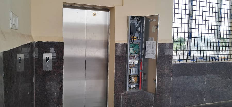 ಕೆಜಿಎಫ್ ತಾಲ್ಲೂಕು ಆಡಳಿತ ಸೌಧದಲ್ಲಿರುವ ಲಿಫ್ಟ್