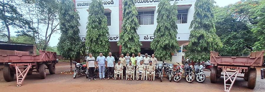 ಜಮಖಂಡಿ ಗ್ರಾಮೀಣ ಠಾಣೆಯ ಪೊಲೀಸರು 10 ಬೈಕ್, 2 ಟ್ರ್ಯಾಕ್ಟರ್ ಟ್ರೇಲರ್ ವಶಪಡಿಸಿಕೊಂಡಿರುವುದು