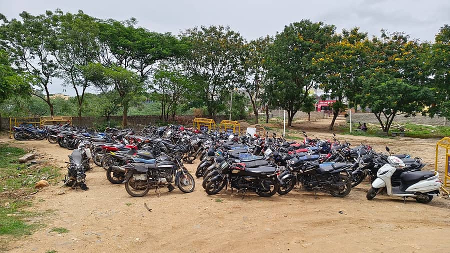 ಮಸ್ಕಿ ತಾಲ್ಲೂಕಿನ ಹಡಗಲಿ ಬಳಿ ಇಸ್ಪೀಟ್ ಜೂಜಾಟದ ಅಡ್ಡೆ ಮೇಲೆ ದಾಳಿ ನಡೆಸಿ ವಶಪಡಿಸಿಕೊಂಡ 52 ಬೈಕ್ಗಳು