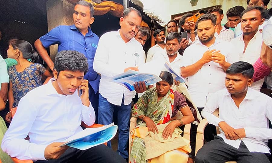 ಚಿಟಗುಪ್ಪ ತಾಲ್ಲೂಕಿನ ನಿರ್ಣಾ ಗ್ರಾಮದಲ್ಲಿ ಕಿಡ್ನಿ ಸಮಸ್ಯೆಯಿಂದ ಬಳಲುತ್ತಿರುವ ಮಂಜುನಾಥ ಉಪಾರ್ ಅವರ ಮನೆಗೆ ಶುಕ್ರವಾರ ಸಂಸದ ಸಾಗರ ಖಂಡ್ರೆ ಭೇಟಿ ನೀಡಿದರು