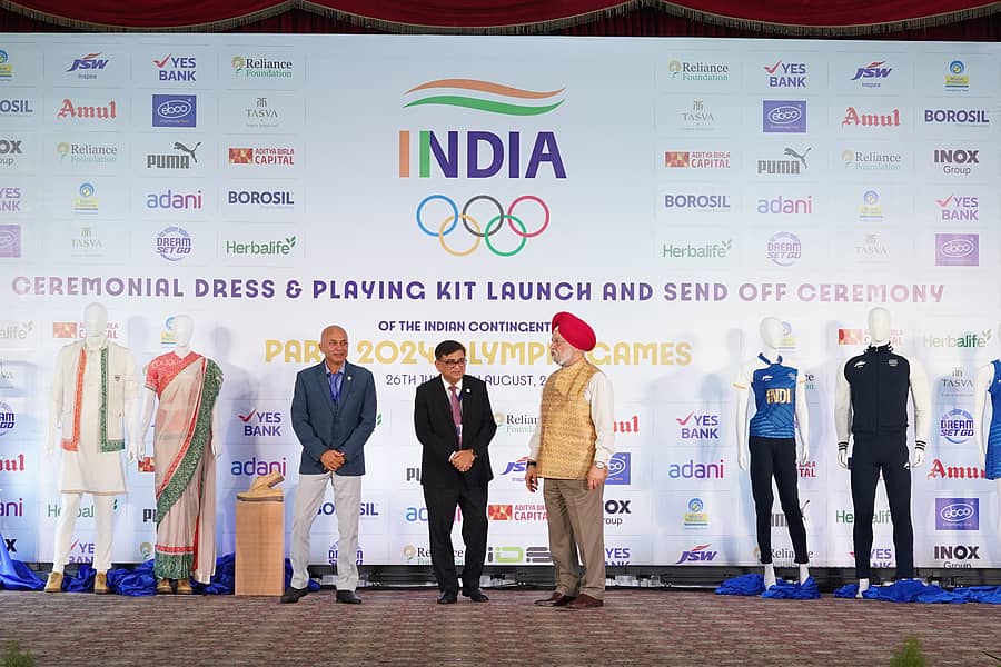 <div class="paragraphs"><p>ಪ್ಯಾರಿಸ್ ಒಲಿಂಪಿಕ್ಸ್ಗೆ ತೆರಳುವ ಭಾರತದ ಕ್ರೀಡಾಪುಟಗಳಿಗೆ ಬಿಪಿಸಿಎಲ್ ವಿಶೇಷವಾಗಿ ವಿನ್ಯಾಸಗೊಳಿಸಿದ ಉಡುಪನ್ನು ಕೇಂದ್ರ ಪೆಟ್ರೋಲಿಯಂ ಮತ್ತು ನೈಸರ್ಗಿಕ ಅನಿಲ ಸಚಿವ ಹರ್ದೀಪ್ ಸಿಂಗ್ ಪುರಿ ಬಿಡುಗಡೆಗೊಳಿಸಿದರು.</p></div>