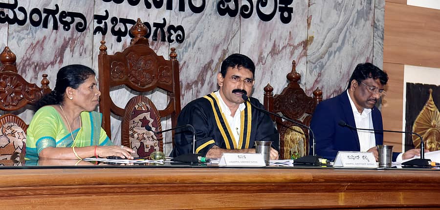 ಪಾಲಿಕೆ ಸಭೆಯಲ್ಲಿ ಮೇಯರ್ ಸುಧೀರ್ ಶೆಟ್ಟಿ ಕಣ್ಣೂರು ಮಾತನಾಡಿದರು. ಉಪಮೇಯರ್ ಸುನೀತಾ ಹಾಗೂ ಆಯುಕ್ತ ಸಿ.ಎಲ್.ಆನಂದ್ ಭಾಗವಹಿಸಿದ್ದರು
