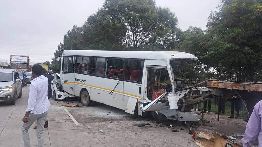 ಬಸಾಪುರ ಸೇತುವೆ ಬಳಿ ಸಂಭವಿಸಿದ ಅಪಘಾತದಲ್ಲಿ ಬಸ್, ಕಾರು ಜಖಂಗೊಂಡಿವೆ