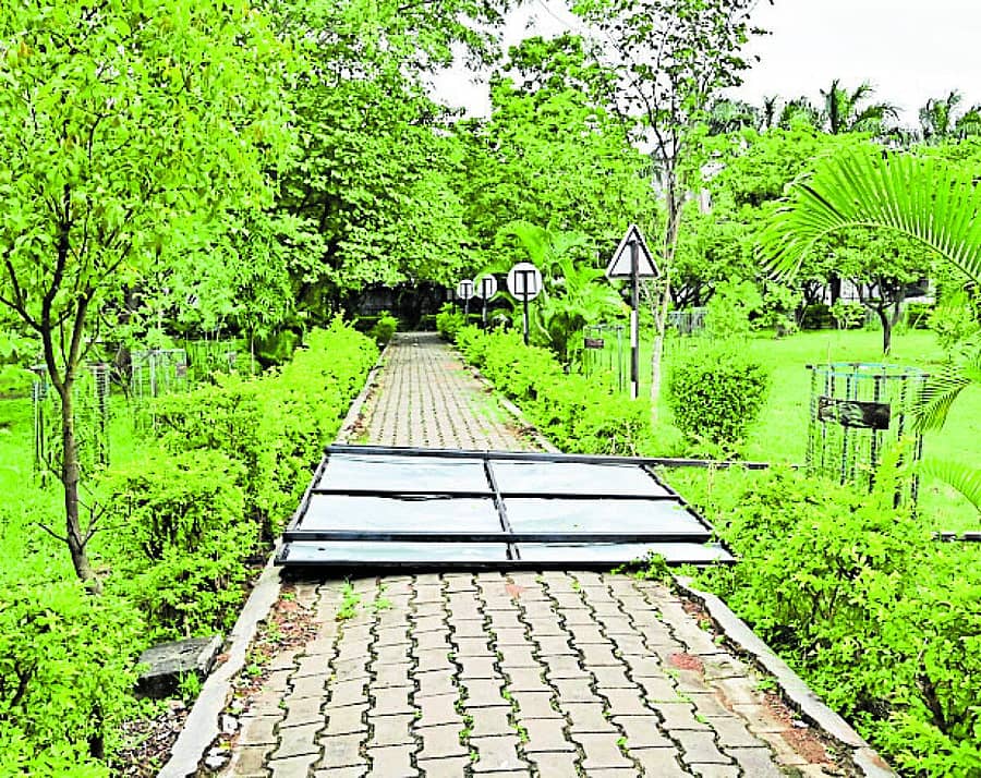 <div class="paragraphs"><p>ದಾವಣಗೆರೆಯ ಎಸ್.ಎಸ್.ಬಡಾವಣೆಯಲ್ಲಿನ ಗಂಗೂಬಾಯಿ ಹಾನಗಲ್ ಉದ್ಯಾನದಲ್ಲಿ ಮುರಿದು ಬಿದ್ದಿರುವ ಸಂಚಾರ ನಿಯಮಗಳ ಫಲಕ   </p></div>