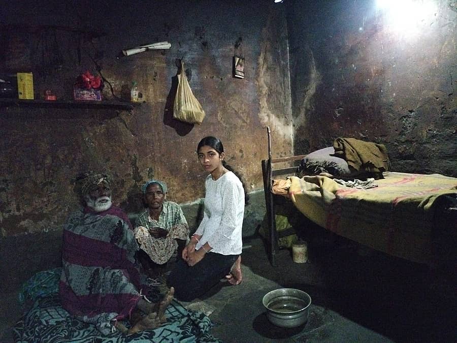 ಮುತ್ತಿನ ತೋಟದ ಬಳಿ ಬದುಕು ಸಾಗಿಸುತ್ತಿರುವ ವೃದ್ದ ದಂಪತಿಗಳಾದ ಮಾಯಿಲ (83) ಗಿರಿಜಾ (75) ಅವರ ನೆರವಿಗೆ ಜಿಲ್ಲಾಡಳಿತ ಮುಂದಾಗಬೇಕು ಎಂದು ವಿದ್ಯಾರ್ಥಿನಿ ಶ್ರೀಶಾ ಒತ್ತಾಯಿಸಿದ್ದಾರೆ.