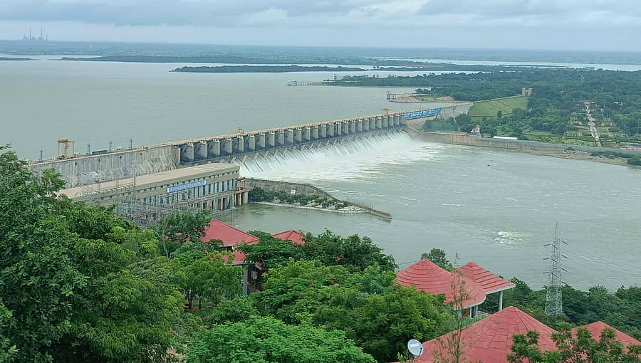 ವಿಜಯಪುರ ಜಿಲ್ಲೆಯ ಆಲಮಟ್ಟಿ ಜಲಾಶಯದ ಎಲ್ಲಾ 26 ಗೇಟ್‌ ಶನಿವಾರ ತೆರೆದು ಒಂದು ಲಕ್ಷ ಕ್ಯುಸೆಕ್ ನೀರು ಕೃಷ್ಣಾ ನದಿಗೆ ಹರಿಸಲಾಯಿತು  
–ಪ್ರಜಾವಾಣಿ ಚಿತ್ರ: ಚಂದ್ರಶೇಖರ ಕೋಳೇಕರ 