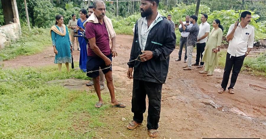 ಉಪ್ಪಿನಂಗಡಿ ಸಮೀಪ ತಣ್ಣೀರುಪಂಥ ಗ್ರಾಮ ಪಂಚಾಯಿತಿ ಜಾಗವನ್ನು ಕಂದಾಯ ಇಲಾಖೆ ಅಧಿಕಾರಿಗಳು ಅಳತೆ ಮಾಡಿ, ಗಡಿ ಗುರುತು ಮಾಡಿದರು