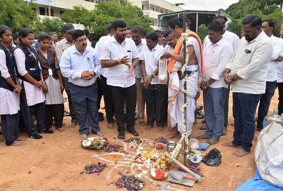 ಕೋಲಾರದಲ್ಲಿ ಸೋಮವಾರ ಮಹಿಳಾ ಸರ್ಕಾರಿ ಪದವಿ ಕಾಲೇಜಿನಲ್ಲಿ ಹೊಸ ಕಟ್ಟಡ ನಿರ್ಮಾಣಕ್ಕೆ ಶಾಸಕ ಕೊತ್ತೂರು ಮಂಜುನಾಥ್ ಶಂಕುಸ್ಥಾಪನೆ ನೆರವೇರಿಸಿದರು