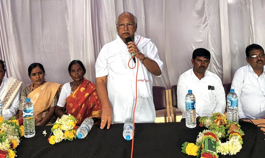 ಮೊಳಕಾಲ್ಮುರು ಸಮೀಪದ ಗೌರಸಮುದ್ರ– ಕೋನಸಾಗರ ಸಂಪರ್ಕ ರಸ್ತೆ ಅಭಿವೃದ್ಧಿ ಕಾರ್ಯಕ್ಕೆ ಶಾಸಕ ಎನ್.ವೈ.ಗೋಪಾಲಕೃಷ್ಣ ಸೋಮವಾರ ಶಂಕುಸ್ಥಾಪನೆ ಮಾಡಿ ಮಾತನಾಡಿದರು