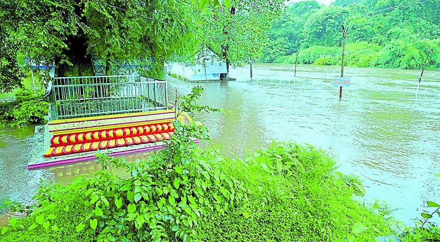 <div class="paragraphs"><p>ಪಶ್ಚಿಮ ಘಟ್ಟ ಪ್ರದೇಶದಲ್ಲಿ ಸುರಿದ ಭಾರಿ ಮಳೆಯಿಂದಾಗಿ ಕುಮಾರಧಾರಾ ನದಿ ಉಕ್ಕಿ ಹರಿದಿದ್ದು, ಕುಕ್ಕೆ ಸುಬ್ರಹ್ಮಣ್ಯದಲ್ಲಿ ಸ್ನಾನ ಘಟ್ಟ ಸೋಮವಾರ ಮುಳುಗಡೆಯಾಯಿತು</p></div>