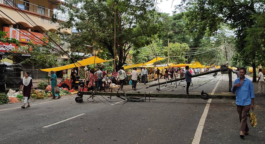 ಕಾರವಾರದ ಎಂ.ಜಿ.ರಸ್ತೆಯಲ್ಲಿ ವಿದ್ಯುತ್ ಕಂಬಗಳು ಮುರಿದು ಬಿದ್ದಿದ್ದವು.
