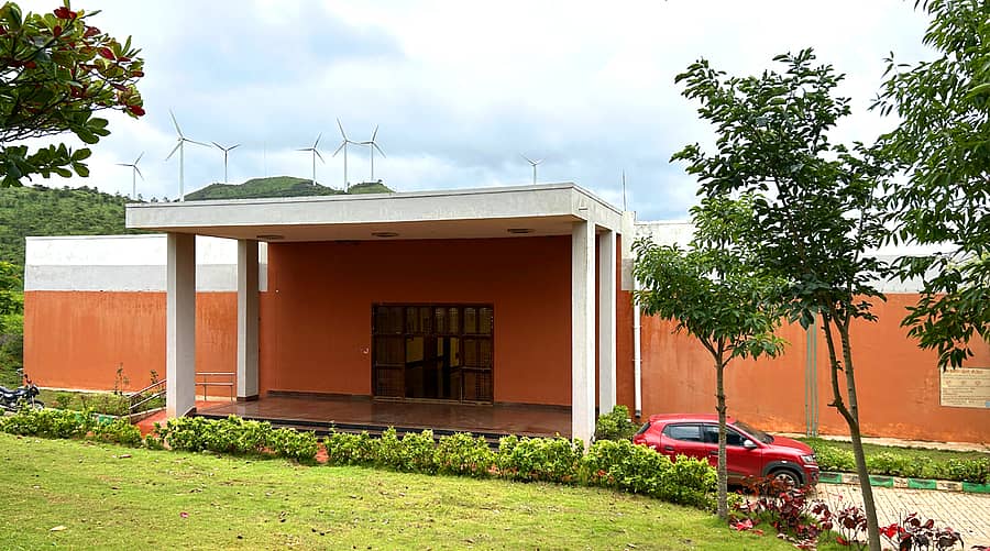 ಚಿತ್ರದುರ್ಗ ವೈದ್ಯಕೀಯ ಕಾಲೇಜು ಮತ್ತು ಸಂಶೋಧನಾ ಸಂಸ್ಥೆ ನಡೆಯುತ್ತಿರುವ ದಾವಣಗೆರೆ ವಿವಿ, ಜ್ಞಾನಗಂಗೋತ್ರಿ ಆವರಣದ ಕನ್ನಡ ಅಧ್ಯಯನ ಕೇಂದ್ರ