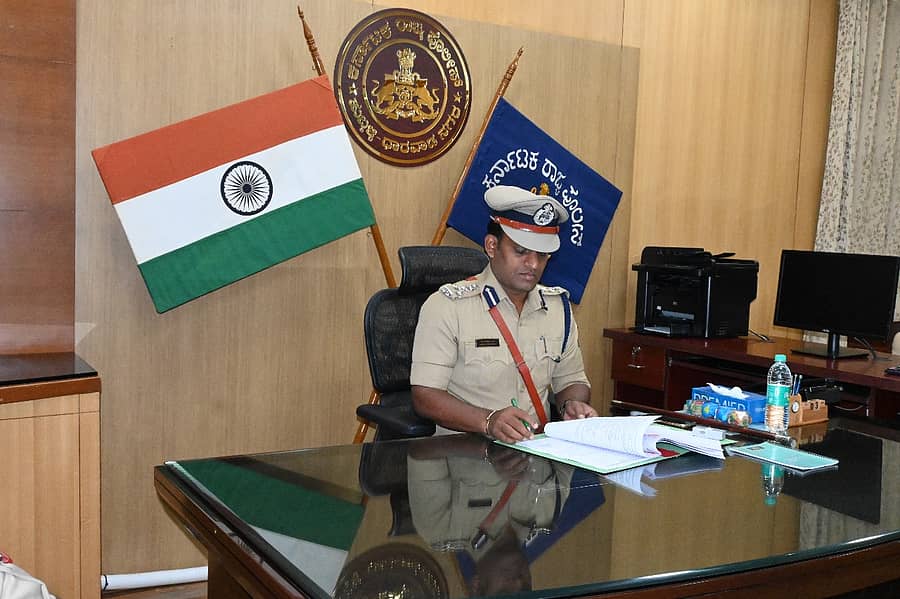 <div class="paragraphs"><p>ಹುಬ್ಬಳ್ಳಿ–ಧಾರವಾಡ ಮಹಾನಗರದ  ಪೊಲೀಸ್‌ ಕಮಿಷನರ್‌ ಎನ್‌. ಶಶಿಕುಮಾರ್‌</p></div>