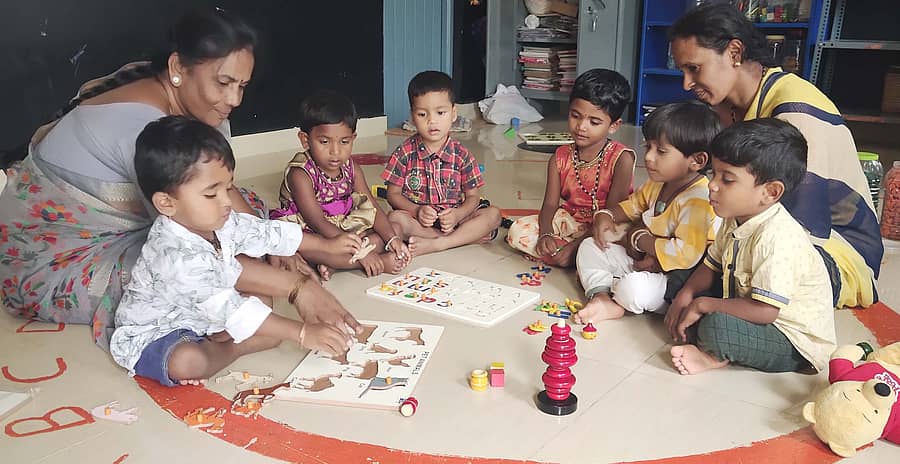 ಬಾಗೇಪಲ್ಲಿ ತಾಲ್ಲೂಕಿನ ಮಿಟ್ಟೇಮರಿ ಹೋಬಳಿ ಕೇಂದ್ರದ ಅಂಗನವಾಡಿ ಕೇಂದ್ರದಲ್ಲಿ ಅಂಗನವಾಡಿ ಕಾರ್ಯಕರ್ತೆ ಎಂ.ಎನ್.ಸಾವಿತ್ರಮ್ಮ ಆಟಿಕೆ, ಬೊಂಬೆಗಳ ಮೂಲಕ ಆಟದ ಜೊತೆ ಪಾಠ ಕಲಿಸುತ್ತಿರುವುದು