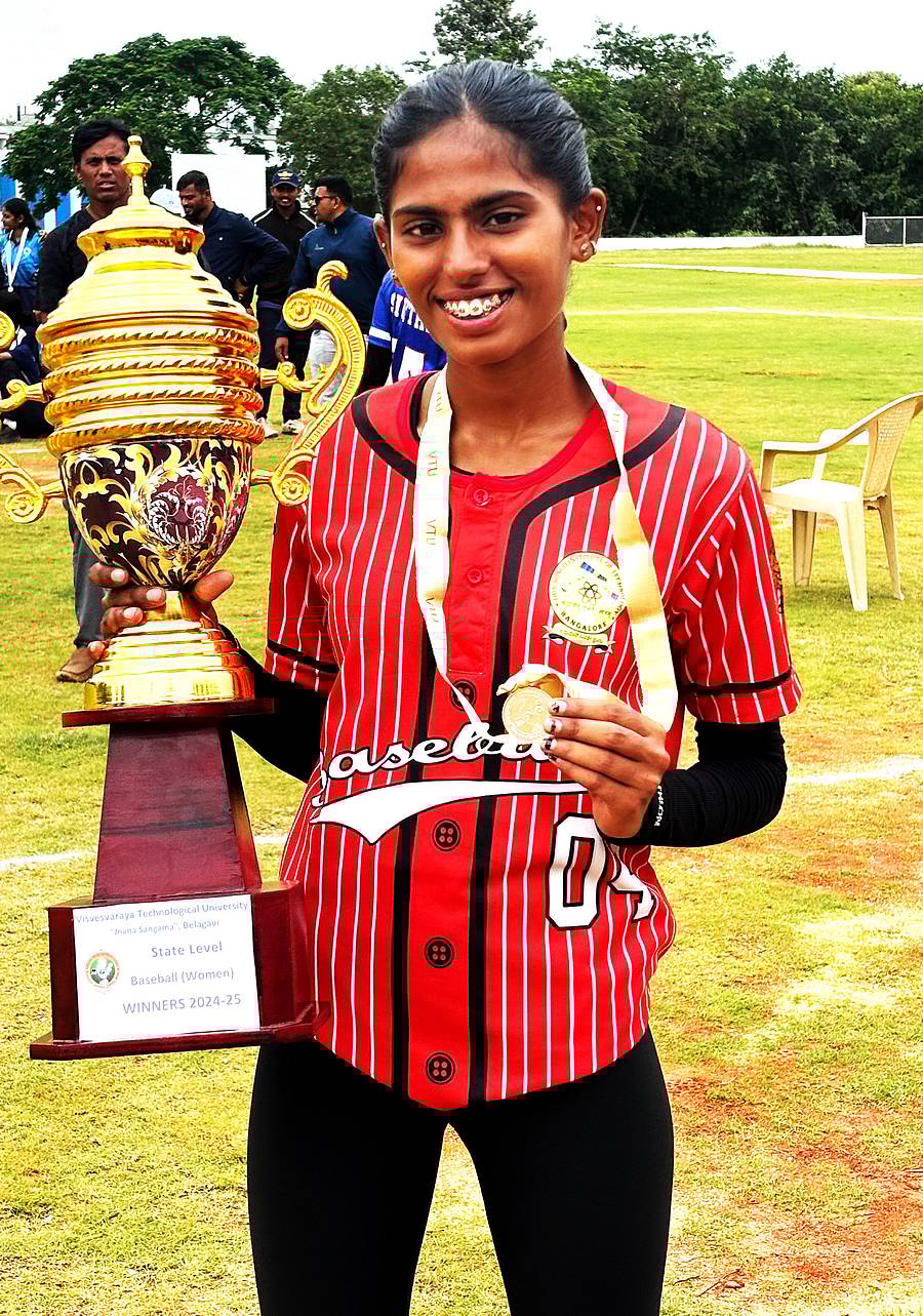 ಕನಕಪುರ ತಾಲ್ಲೂಕಿನ ಐ.ಗೊಲ್ಲಹಳ್ಳಿ ಲಿಖಿತ ಶಿವು ರಾಜ್ಯಮಟ್ಟದ ಬೇಸ್ ಬಾಲ್ ಕ್ರೀಡೆಯಲ್ಲಿ ಮೊದಲ ಸ್ಥಾನಗಳಿಸಿ ಟ್ರೋಫಿ ಪಡೆದ ಕ್ಷಣ