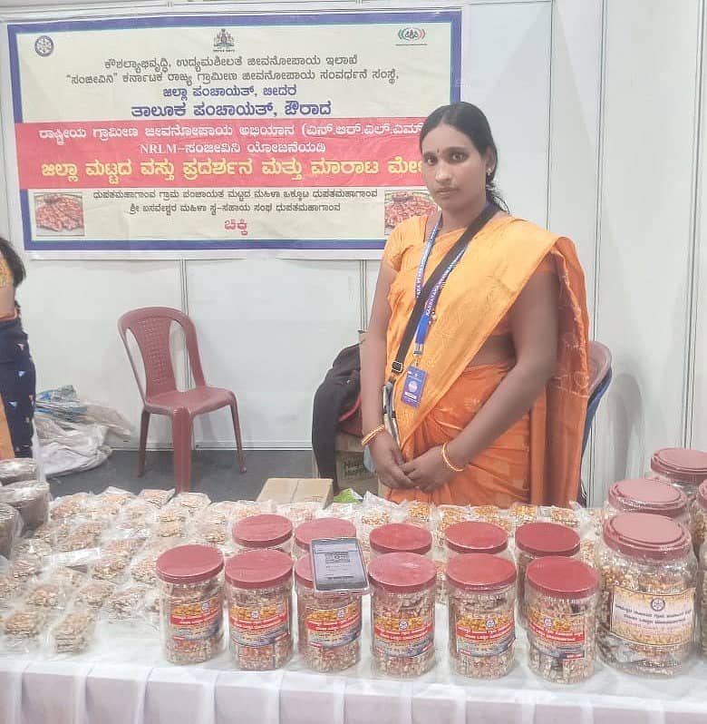 ಬೆಳಗಾವಿಯಲ್ಲಿ ನಡೆದ ಅಧಿವೇಶನದ ವೇಳೆ ಔರಾದ್ ತಾಲ್ಲೂಕಿನ ಬಸವೇಶ್ವರ ಸ್ವಸಹಾಯ ಸಂಘದ ಮಹಿಳೆ ಸುಜಾತಾ ಪಾಟೀಲ್ ಹಾಕಿದ ಬೆಲ್ಲದ ಚಕ್ಕಿ ಅಂಗಡಿ