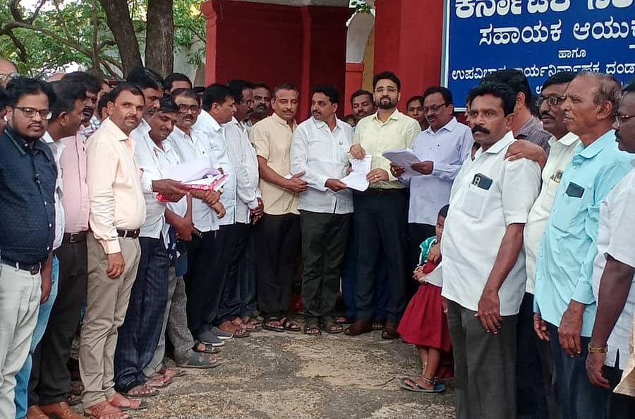 ಲಿಂಗಸುಗೂರಲ್ಲಿ ರಾಜ್ಯ ಸರ್ಕಾರಿ ನೌಕರರ ಸಂಘದ ಪದಾಧಿಕಾರಿಗಳು, ಸದಸ್ಯರು ಉಪ ವಿಭಾಗಾಧಿಕಾರಿ ಅವಿನಾಶ ಶಿಂಧೆ ಅವರಿಗೆ ಮನವಿ ಸಲ್ಲಿಸಿದರು