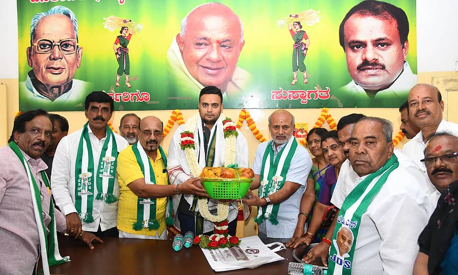 ಮೈಸೂರಿನ ಜೆಡಿಎಸ್ ಕಚೇರಿಯಲ್ಲಿ ಸೋಮವಾರ ಆಯೋಜಿಸಿದ್ದ ಕೃತಜ್ಞತಾ ಸಭೆಯಲ್ಲಿ ಮುಖಂಡರು ಸಂಸದ ಯದುವೀರ್ ಕೃಷ್ಣದತ್ತ ಚಾಮರಾಜ ಒಡೆಯರ್ ಅವರನ್ನು ಸನ್ಮಾನಿಸಿದರು