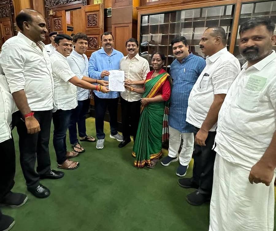 <div class="paragraphs"><p>ನಗರಾಭಿವೃದ್ಧಿ ಸಚಿವ ಬಿ. ಎಸ್. ಸುರೇಶ್ ಅವರಿಗೆ ಕರಾವಳಿ ಭಾಗದ ಶಾಸಕರು ಮನವಿ ಸಲ್ಲಿಸಿದರು</p></div>