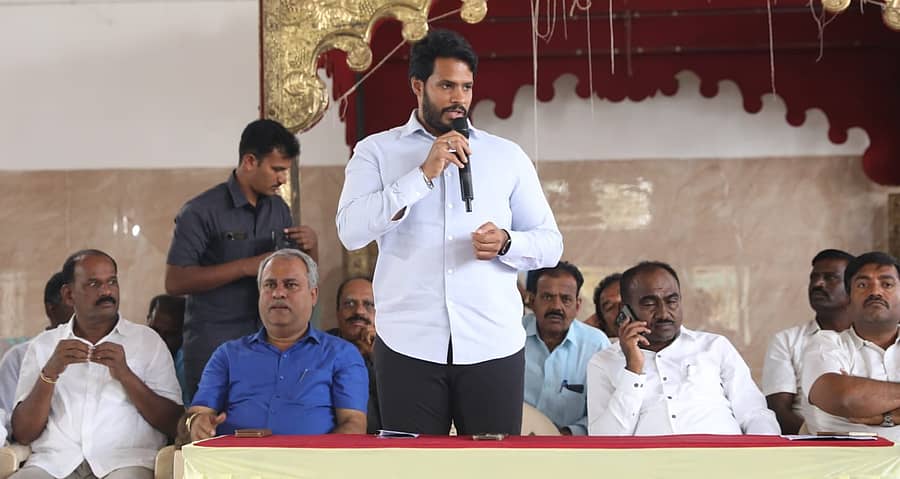 ರಾಮನಗರದಲ್ಲಿ ಶನಿವಾರ ನಡೆದ ಜೆಡಿಎಸ್ ಮುಖಂಡರ ಸಭೆಯಲ್ಲಿ ಪಕ್ಷದ ಯುವ ಘಟಕದ ರಾಜ್ಯಾಧ್ಯಕ್ಷ ನಿಖಿಲ್ ‍ಕುಮಾರಸ್ವಾಮಿ ಮಾತನಾಡಿದರು. ಶಾಸಕಾಂಗ ಪಕ್ಷದ ನಾಯಕ ಸುರೇಶ್ ಬಾಬು ಹಾಗೂ ಇತರ ಮುಖಂಡರು ಇದ್ದಾರೆ