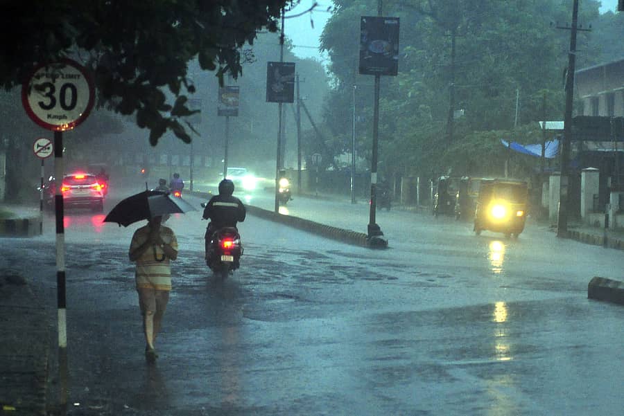 ಉಡುಪಿ ನಗರದಲ್ಲಿ ಸುರಿದ ಧಾರಾಕಾರ ಮಳೆಯಲ್ಲೇ ವಾಹನ ಸವಾರರು ಸಂಚರಿಸಿದರು