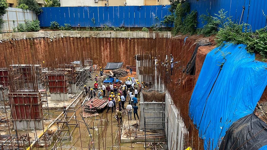 <div class="paragraphs"><p>ಮಂಗಳೂರು: ಬಲ್ಮಠದಲ್ಲಿ ನಿರ್ಮಾಣ ಹಂತದ ಕಟ್ಟಡ ಕುಸಿತ- ಮಣ್ಣಿನಡಿ ಕಾರ್ಮಿಕರು</p></div>