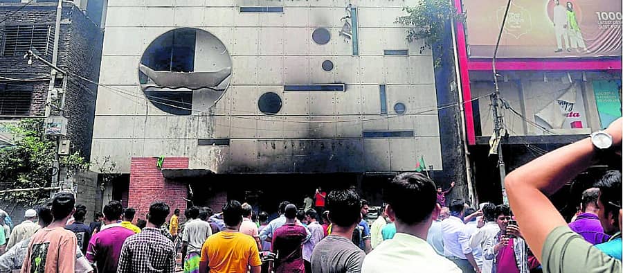 <div class="paragraphs"><p>ಢಾಕಾದಲ್ಲಿರುವ ಅವಾಮಿ ಲೀಗ್ ಪಕ್ಷದ ಕೇಂದ್ರ ಕಚೇರಿಯ ಮೇಲೆ ಪ್ರತಿಭಟನಕಾರರು ದಾಳಿ ನಡೆಸಿದರು </p></div>