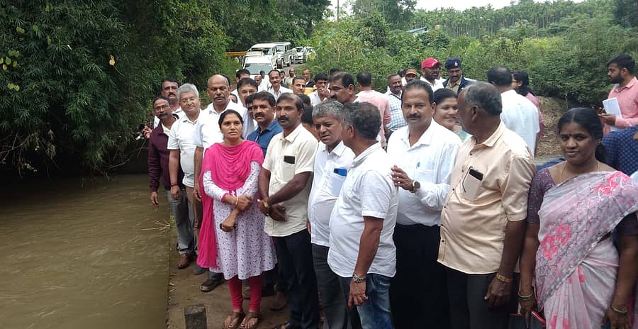 ನರಸಿಂಹರಾಜಪುರ ತಾಲ್ಲೂಕು ಕಡಹನಬೈಲು ಗ್ರಾಮ ಪಂಚಾಯಿತಿ ವ್ಯಾಪ್ತಿಯಆಲಂದೂರು ಸೇತುವೆಯನ್ನು ಮಂಗಳವಾರ ಶಾಸಕ ಟಿ.ಡಿ.ರಾಜೇಗೌಡ ವೀಕ್ಷಿಸಿದರು. ಕಾಡಾ ನಿಗಮದ ಅಧ್ಯಕ್ಷ ಕೆ.ಪಿ.ಅಂಶುಮಂತ್ ಇದ್ದರು