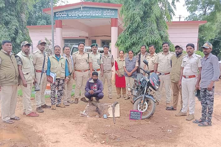 ನ್ಯಾಮತಿಯಲ್ಲಿ ಅಕ್ರಮವಾಗಿ ಅರಣ್ಯ ಪ್ರವೇಶ ಮಾಡಿದ್ದ ಆರೋಪಿಯಿಂದ ಜಿಂಕೆಯ ಚರ್ಮ ವಶಪಡಿಸಿಕೊಂಡಿರುವ ಹೊನ್ನಾಳಿ ವಲಯ ಅರಣ್ಯ ಇಲಾಖೆ ಸಿಬ್ಬಂದಿ