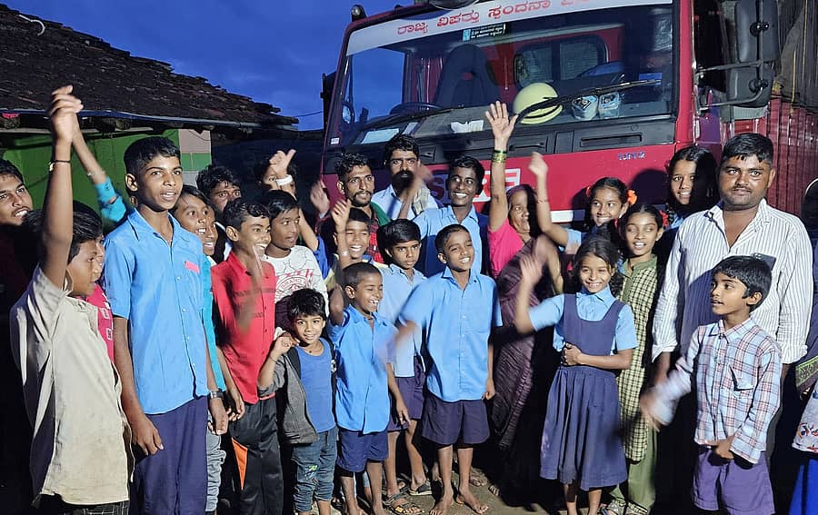 ಚನ್ನಮ್ಮನ ಕಿತ್ತೂರು ತಾಲ್ಲೂಕಿನ ನಿಂಗಾಪುರ ಗ್ರಾಮದಲ್ಲಿ ಮಂಗಳವಾರ ದೋಣಿ ಹೊತ್ತು ತಂದ ವಾಹನವನ್ನು ಮಕ್ಕಳು ಮತ್ತು ಹಿರಿಯರು ಜಯಘೋಷದೊಂದಿಗೆ ಬರಮಾಡಿಕೊಂಡರು