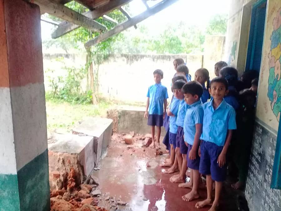 ಕುಣಿಗಲ್ ತಾಲ್ಲೂಕು ಸಿದ್ಧಾಪುರ ಶಾಲೆಯ ಪಡಸಾಲೆ ದಿಂಡು ಮಳೆಗೆ ಕುಸಿದಿದೆ