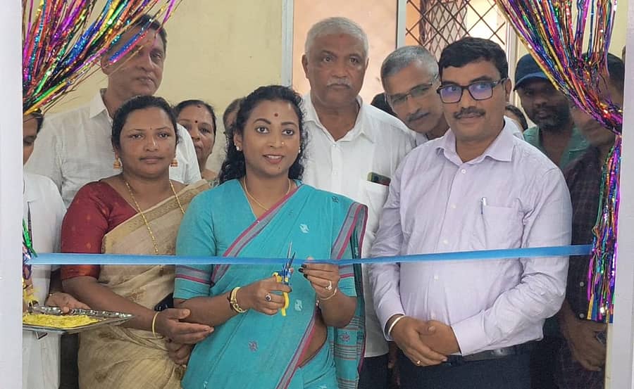 ಕಳಸ ಸಮುದಾಯ ಆರೋಗ್ಯ ಕೇಂದ್ರದಲ್ಲಿ ಡಯಾಲಿಸಿಸ್ ಘಟಕವನ್ನು ಶಾಸಕಿ ನಯನಾ ಮೋಟಮ್ಮ ಮಂಗಳವಾರ ಉದ್ಘಾಟಿಸಿದರು