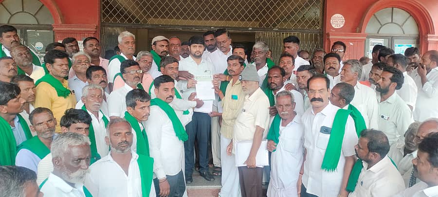ಸಿಂಧನೂರಿನ ಕರ್ನಾಟಕ ರಾಜ್ಯ ರೈತ ಸಂಘ ಹಾಗೂ ಹಸಿರು ಸೇನೆ ತಾಲ್ಲೂಕು ಘಟಕ ಮಂಗಳವಾರ ಮಿನಿವಿಧಾನಸೌಧ ಕಚೇರಿಯ ಎದುರು ಪ್ರತಿಭಟಿಸಿ ತಹಶೀಲ್ದಾರ್ ಅರುಣ್ ಎಚ್.ದೇಸಾಯಿ ಅವರಿಗೆ ಮನವಿ ಪತ್ರವನ್ನು ಸಲ್ಲಿಸಿತು
