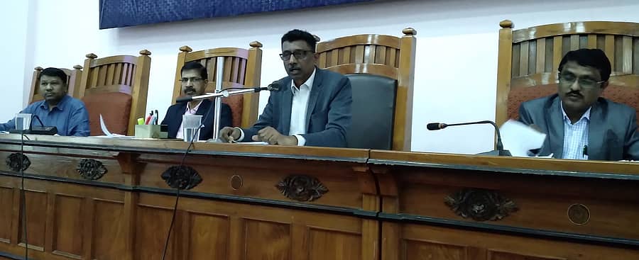 ಸಭೆಯಲ್ಲಿ ಕುಲಪತಿ ಪ್ರೊ.ಪಿ.ಎಲ್. ಧರ್ಮ ಮಾತನಾಡಿದರು. ಹಣಕಾಸು ಅಧಿಕಾರಿ ಪ್ರೊ.ವೈ.ಸಂಗಪ್ಪ, ಕುಲಸಚಿವ ರಾಜು ಮೊಗವೀರ ಕೆ ಹಾಗೂ ಪರೀಕ್ಷಾಂಗ ಕುಲಸಚಿವ ಪ್ರೊ.ದೇವೇಂದ್ರಪ್ಪ ಭಾಗವಹಿಸಿದ್ದರು