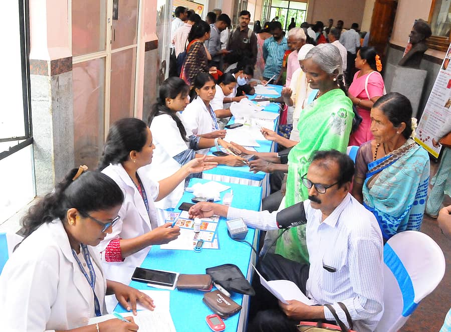 ತುಮಕೂರಿನಲ್ಲಿ ಮಂಗಳವಾರ ಆಯೋಜಿಸಿದ್ದ ಕಣ್ಣಿನ ಪೊರೆ ಶಸ್ತ್ರಚಿಕಿತ್ಸಾ ಶಿಬಿರದಲ್ಲಿ ಆರೋಗ್ಯ ತಪಾಸಣೆ ನಡೆಸಲಾಯಿತು