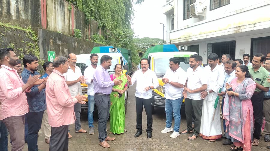 ಸ್ವಚ್ಛ ಭಾರತ್ ಯೋಜನೆಯಡಿ ಖರೀದಿಸಲಾದ ವಾಹನಗಳನ್ನು ಶಾಸಕ ಅಶೋಕ್ ಕುಮಾರ್ ರೈ, ಪೌರಾಯುಕ್ತ ಮಧು ಎಸ್ ಮನೋಹರ್ ಅವರಿಗೆ ಹಸ್ತಾಂತರಿಸಿದರು