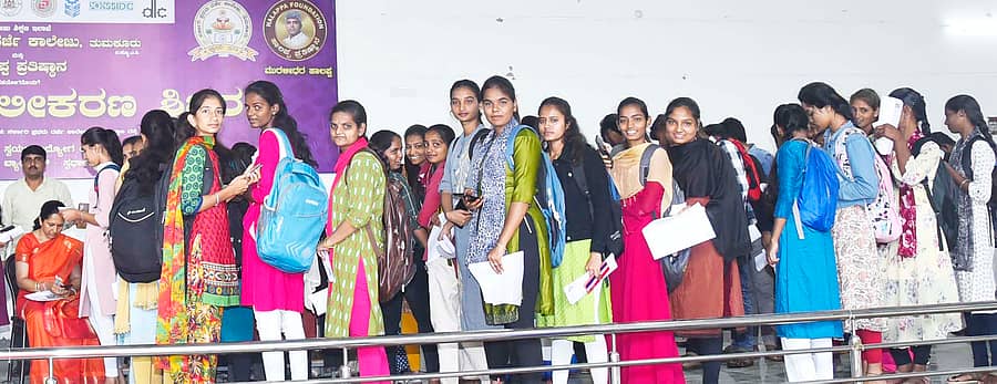 ತುಮಕೂರಿನ ಸರ್ಕಾರಿ ಪ್ರಥಮ ದರ್ಜೆ ಕಾಲೇಜಿನಲ್ಲಿ ಮಂಗಳವಾರ ಏರ್ಪಡಿಸಿದ್ದ ಉದ್ಯೋಗ ಮೇಳದಲ್ಲಿ ಭಾಗವಹಿಸಿದ್ದ ವಿದ್ಯಾರ್ಥಿಗಳು