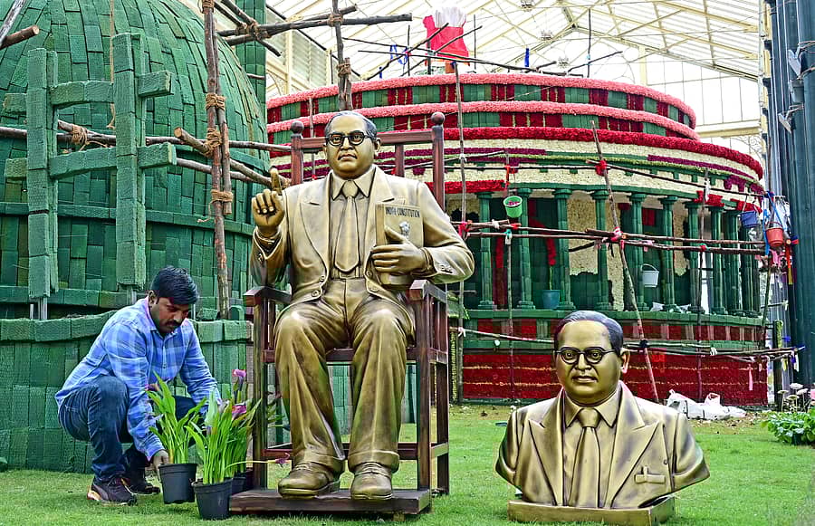 ಸ್ವಾತಂತ್ರ್ಯೋತ್ಸವದ ಅಂಗವಾಗಿ ಲಾಲ್ಬಾಗ್ನಲ್ಲಿ ಗಾಜಿನ ಮನೆಯಲ್ಲಿ ನಡೆಯಲಿರುವ ಫಲಪುಷ್ಪ ಪ್ರದರ್ಶನದಲ್ಲಿ ಡಾ.ಬಿಆರ್. ಅಂಬೇಡ್ಕರ್ ಅವರ ಪ್ರತಿಮೆ ಗಮನ ಸೆಳೆಯಿತು –ಪ್ರಜಾವಾಣಿ ಚಿತ್ರ/ರಂಜು ಪಿ