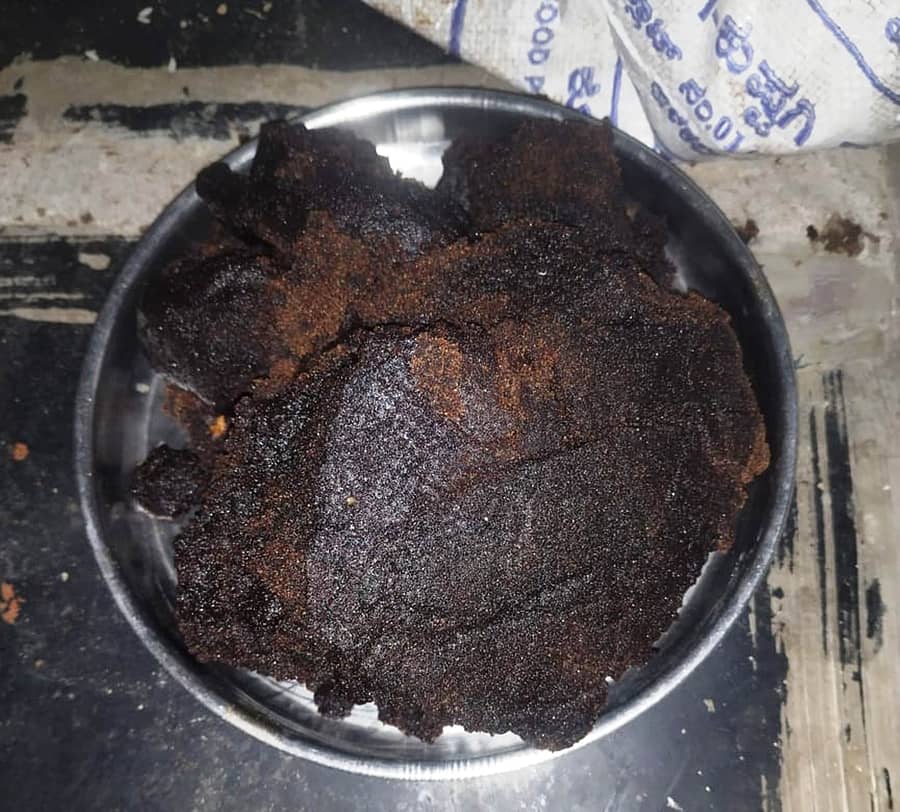 ಕುಷ್ಟಗಿ ತಾಲ್ಲೂಕಿನ ಅಂಗನವಾಡಿಯೊಂದಕ್ಕೆ ಪೂರೈಕೆಯಾಗಿರುವ ಕಳಪೆ ಮಟ್ಟದ ಬೆಲ್ಲ