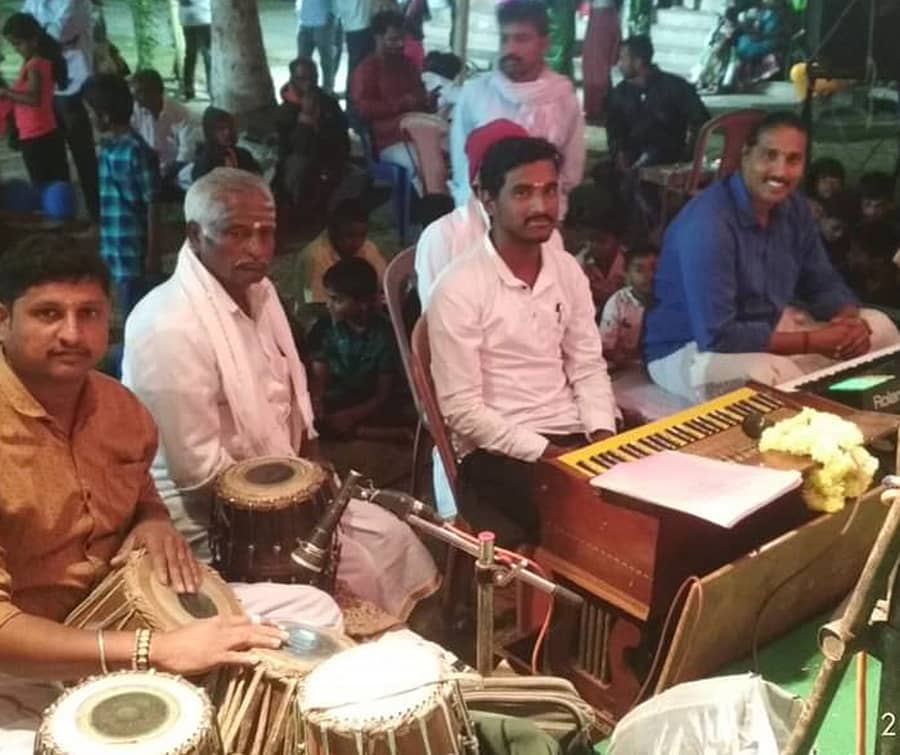 ಗುಂಡ್ಲುಪೇಟೆ ತಾಲ್ಲೂಕಿನ ಬೆಟ್ಟದ ಮಾದಹಳ್ಳಿ ಗ್ರಾಮದ ಸಹೋದರರಾದ ನಾಗೇಂದ್ರ ಕುಮಾರ್ ಮತ್ತು ಪ್ರಸನ್ನ ಕುಮಾರ್ (ಮೊದಲು ಹಾಗೂ ಕೊನೆಯಲ್ಲಿ ಇರುವವರು)