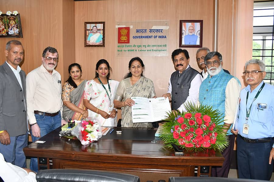 ಕಾಸಿಯಾ ಅಧ್ಯಕ್ಷ ರಾಜಗೋಪಾಲ್ ಅವರು ಕೇಂದ್ರ ಸಚಿವೆ ಶೋಭಾ ಕರಂದ್ಲಾಜೆಯವರನ್ನು ಭೇಟಿಯಾಗಿ ಮನವಿ ಸಲ್ಲಿಸಿದರು