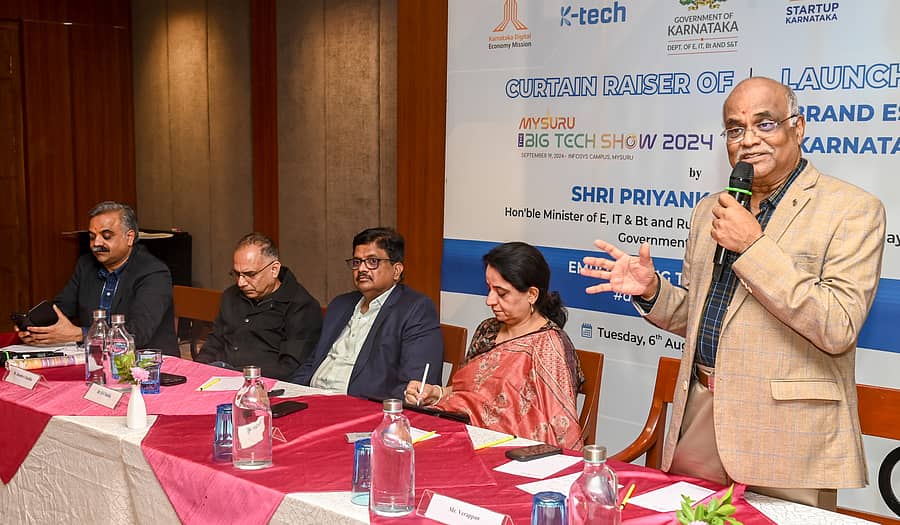 ನಗರದಲ್ಲಿ ಮಂಗಳವಾರ ‘ಬಿಕ್ಟೆಕ್ ಶೋ-2024’ ಕಾರ್ಯಕ್ರಮದ ನಾಲ್ಕನೇ ಆವೃತ್ತಿ ಅನಾವರಣ ಕಾರ್ಯಕ್ರಮದಲ್ಲಿ ಐಇಎಸ್ಎ ಅಧ್ಯಕ್ಷ ವಿ. ವೀರಪ್ಪನ್ ಮಾತನಾಡಿದರು. ಸಂಜೀವ ಗುಪ್ತ, ಬಿ.ವಿ. ನಾಯ್ಡು, ಜಿತೇಂದ್ರ ಚಡ್ಡಾ ಹಾಗೂ ಏಕ್ರೂಪ್ ಕೌರ್ ಪಾಲ್ಗೊಂಡರು –ಪ್ರಜಾವಾಣಿ ಚಿತ್ರ