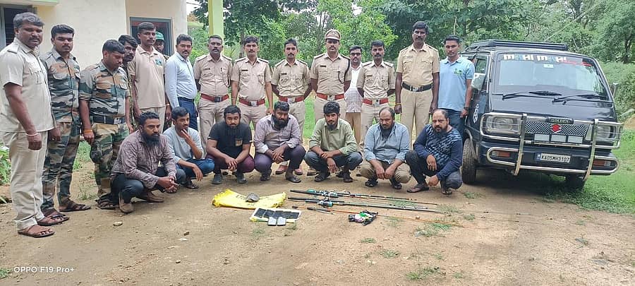 ಆಕ್ರಮ ಅಮೆ ಬೇಟೆ ಆರೋಪದ ಅಡಿಯಲ್ಲಿ ಏಳು ಜನ ಆರೋಪಿಗಳನ್ನು ಸೋಮವಾರ ಬಂಧಿಸಿ, ನ್ಯಾಯಂಗ ಬಂಧನಕ್ಕೆ ಒಪ್ಪಿಸಲಾಯಿತು. ಈ ಸಂದರ್ಭದಲ್ಲಿ ಹಲಗೂರು ವಲಯ ಅರಣ್ಯ ಅಧಿಕಾರಿ ರವಿ ಬುರ್ಜಿ, ಉಪವಲಯ ಅರಣ್ಯ ಅಧಿಕಾರಿ ಸಿದ್ದರಾಮ ಪೂಜಾರಿ, ಸಿಬ್ಬಂದಿ ಮಲ್ಲಿಕಾರ್ಜುನ ಕುಂಬಾರ, ಜೀಪ್ ಚಾಲಕ ಚೇತನ್ ಸೇರಿದಂತೆ ಸಿಬ್ಬಂದಿ ಇದ್ದರು.