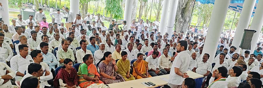 ನಂಜನಗೂಡಿನ ಪ್ರವಾಸಿ ಮಂದಿರದಲ್ಲಿ ಮಂಗಳವಾರ ನಡೆದ ಕಾಂಗ್ರೆಸ್ ಜನಾಂದೋಲನ ಸಭೆಯ ಪೂರ್ವಭಾವಿ ಸಭೆಯಲ್ಲಿ ಶಾಸಕ ದರ್ಶನ್ ಧ್ರುವನಾರಾಯಣ ಮಾತನಾಡಿದರು.