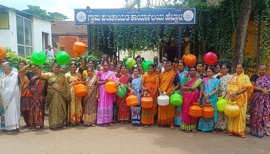 ಯಮಕನಮರಡಿ ಸಮೀಪದ ಹೆಬ್ಬಾಳದಲ್ಲಿ 20 ದಿನಗಳಿಂದ ಕುಡಿಯುವ ನೀರು ಪೂರೈಕೆಯಾಗದ ಹಿನ್ನೆಲೆ ಮಹಿಳೆಯರು ಖಾಲಿ ಕೊಡ ಪ್ರದರ್ಶಿಸಿ, ಗ್ರಾಮ ಪಂಚಾಯಿತಿ ಎದುರು ಪ್ರತಿಭಟಿಸಿರು.
