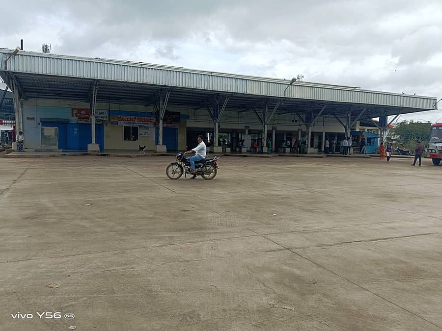 ಹೊನ್ನಾಳಿಯಲ್ಲಿ ಬಸ್ಗಳಿಲ್ಲದೇ ಬಿಕೋ ಎನ್ನುತ್ತಿರುವ ಬಸ್ ನಿಲ್ದಾಣ