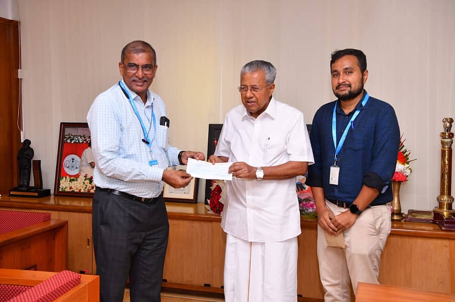 ಕೆನರಾ ಬ್ಯಾಂಕ್ನ ತಿರುವನಂತಪುರಂ ವಲಯದ ಮುಖ್ಯಸ್ಥ ಹಾಗೂ ಪ್ರಧಾನ ವ್ಯವಸ್ಥಾಪಕ ಪ್ರದೀಪ್ ಕೆ.ಎಸ್. ಅವರು, ಕೇರಳದ ಮುಖ್ಯಮಂತ್ರಿ ಪಿಣರಾಯಿ ವಿಜಯನ್ ಅವರಿಗೆ ಡಿ.ಡಿ ಹಸ್ತಾಂತರಿಸಿದರು