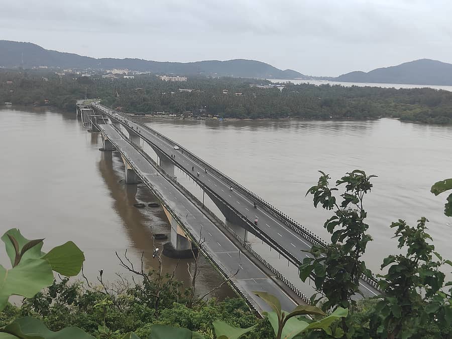 ಕುಸಿದು ಬಿದ್ದ ಕಾಳಿ ನದಿಯ ಹಳೆಯ ಸೇತುವೆ ಮತ್ತು ಅದರ ಪಕ್ಕದಲ್ಲಿರುವ ಹೊಸ ಸೇತುವೆ